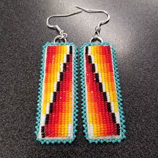 Powwow Beadwork, Huichol Pattern, Quill Work, Beadwork Ideas, Indian Beadwork, Native American Beadwork Patterns, Beautiful Beaded Earring, Seed Bead Jewelry Patterns, Bead Loom Designs