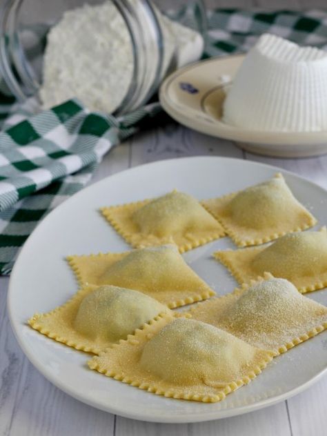 RAVIOLI RICOTTA E SPINACI, il mio metodo facilissimo Pasta Per Ravioli, Paleo Ravioli, Ravioli Dinner Ideas, Ravioli Sauce Recipe, Gluten Free Ravioli, Ravioli Ricotta, Crockpot Ravioli, Ravioli Soup, Vegan Ravioli