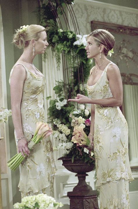 Lisa Kudrow as Phoebe Buffay and Jennifer Aniston as Rachel Green in season 7, episode 24 of Friends, “The One With Monica and Chandler’s Wedding.” Rachel Green Hair, Friends 1994, Monica And Chandler, Green Bridesmaid, Green Bridesmaid Dresses, Rachel Green, Bridesmaid Outfit, Friends Tv, Bridesmaid Gown