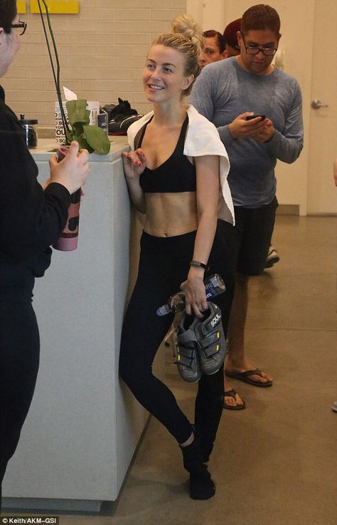 Julianne Hough shows off chiselled midriff at Soul Cycle class #dailymail Soul Cycle, Fitness Icon, Body Outfit, Celebrity Workout, Julianne Hough, Girl Inspiration, Fitness Models Female, Fit Chicks, Black Sports Bra