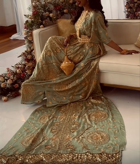 Somali Traditional Wedding Dress, Somali Wedding Dirac Green, Somali Bridal Dress, Nikkah Somali, Somali Traditional Clothing, Somali Wedding Aesthetic, Somali Culture Aesthetic, Sudani Wedding, Somali Wedding Dirac