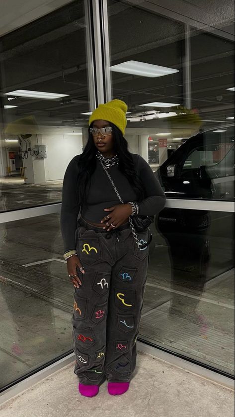 Steerwear,silver jewelry, black girl,baddie, baddie aesthetic, beanie, sunglasses Beanie Outfit Black Women, Outfits With Beanies Aesthetic, Beenie Outfit, Girl Baddie, Beanie Outfit, Baddie Aesthetic, Outfit Streetwear, Girl Beanie, Jewelry Black