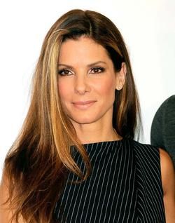 If I could wake up and be someone, it'd be her!!! Sigh Sandra Bullock The Proposal, Sandra Bullock Hair, Deep Set Eyes, Actrices Hollywood, Sandra Bullock, Julia Roberts, Hair Pictures, Famous Faces, Celebrity Hairstyles