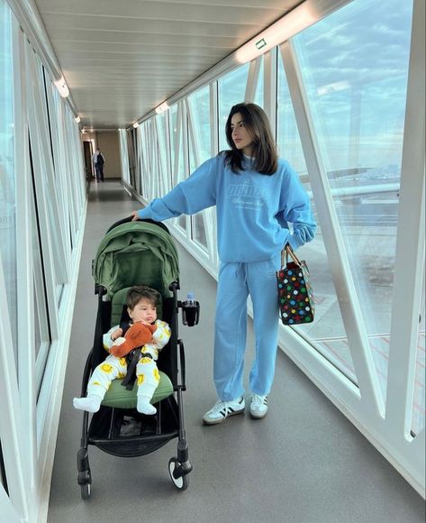 Mom Airport Outfit, Preggy Outfit, Airport Photography, Nyc Mom, Airport Outfit Comfy, Mama Daughter, Air Port, Alexandra Pereira, Photo Paris