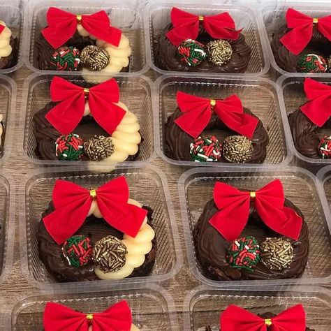 Xmas Hampers, Mini Christmas Cakes, Mini Brownies, New Year's Cake, Angel Cake, Christmas Sweets, Xmas Food, Mini Donuts, Brownie Cookies