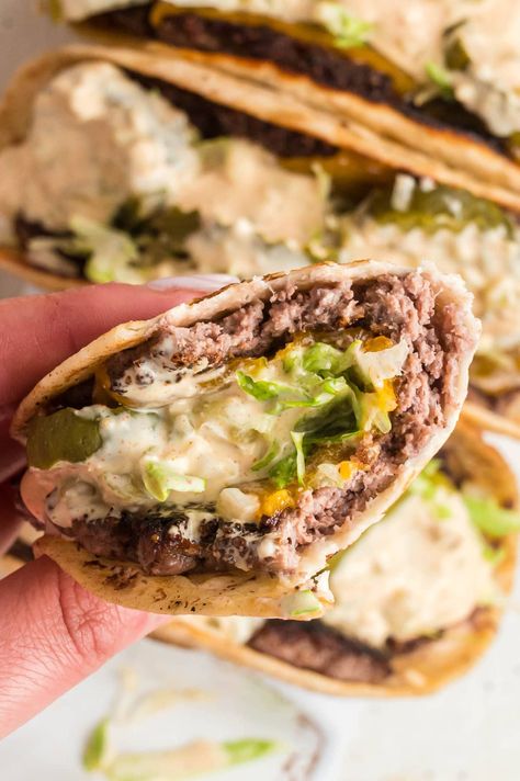 Discover the mouthwatering sensation of Big Mac Tacos, the viral TikTok recipe taking everyone by storm. These Smash Burger Tacos have all the flavors of your favorite McDonald’s burger turned into a fun taco. Smash Burger Tacos, Big Mac Tacos, Mac Tacos, Burger Tacos, Smash Burger Recipe, Taco Burger, Big Mac Salad, Fresh Guacamole, Griddle Recipes