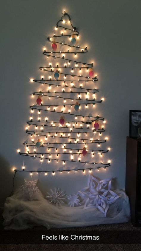 Christmas Tree Made Of Lights, Christmas Tree With Coloured Lights, Christmas Decor Ideas Bedroom, Decor Ideas For Living Room, Pretty Christmas Decorations, Wall Christmas Tree, Plaid Christmas Decor, Decor Ideas Bedroom, Christmas Decorations Cheap