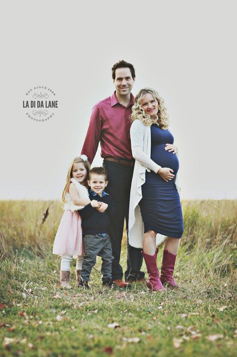 Maternity photos with two older siblings. La Di Da Lane Photography. Family Maternity Pictures, Fall Maternity Photos, Maternity Photography Family, Family Photos With Baby, Family Maternity Photos, Sibling Poses, Maternity Photoshoot Poses, Maternity Inspiration, Older Siblings