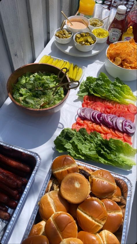 Burger Barbecue Party, Burger Birthday Party Ideas, Gender Reveal Ideas For Party Food Bbq, Party Hamburgers Ideas, Cheeseburger Bar Party, Hamburger Toppings Platter, Burgers Party Ideas, Burger Table Party Ideas, Hosting Bbq Party