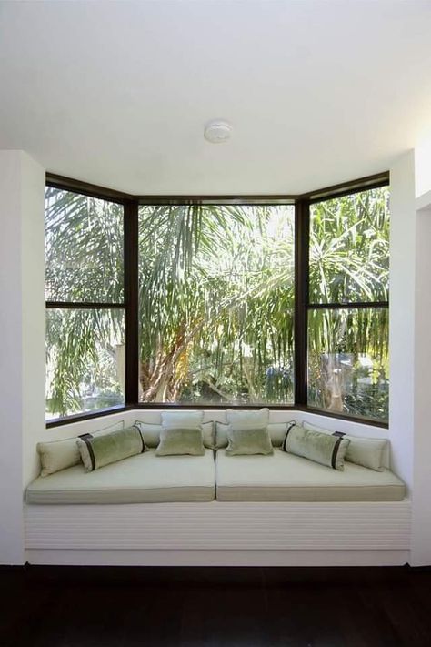 Big Window With Bench, Bay Window Master Room, Bayview Window, Bay Window Modern, Bay Window Couch, Modern Bay Window Ideas, Square Bay Window Ideas, Window Seat Bay Window, Big Bay Window