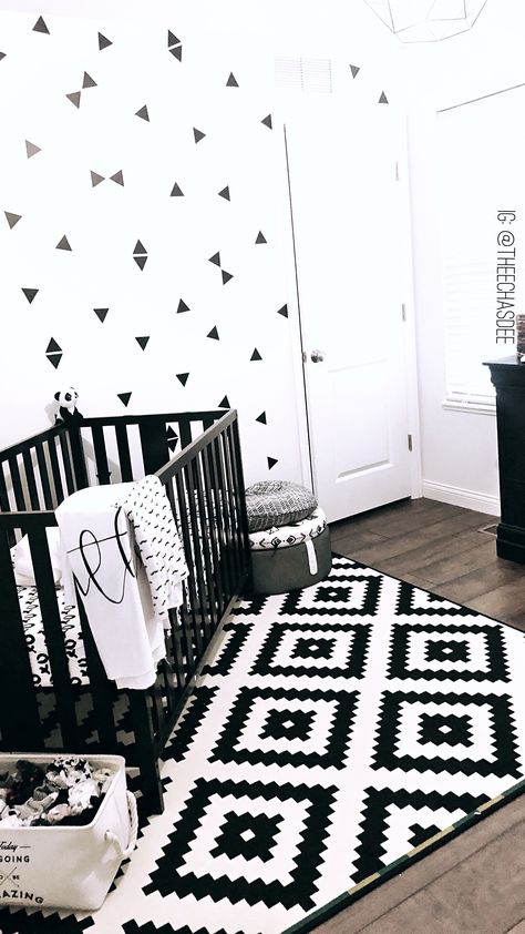 Black White Pink Nursery, Black And White Boy Nursery, Black And White Nursery Gender Neutral, Black And White Nursery Boy, Black And White Baby Nursery, Monochrome Baby Room, Baby Room Design Modern, Black Nursery Ideas, Baby Room Ideas Early Years