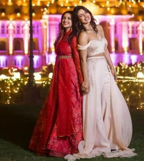 Parineeti Chopra and Priyanka Chopra are cousins and have always been there for each other's special days. A new photo shows the sisters' bridesmaids moments. Priyanka Chopra Wedding, Bridesmaid Dresses Indian, Bridesmaid Poses, Sisters Photoshoot Poses, Bridesmaid Photoshoot, Indian Bridesmaid Dresses, Mumbai Wedding, Sister Poses, Sisters Photoshoot