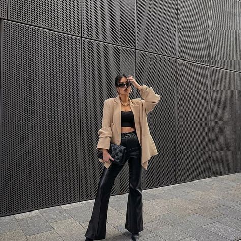 Follow our Pinterest Zaza_muse for more similar pictures :) Instagram: @zaza.muse | Pic: yvzux Mode Instagram, Moda Streetwear, Chique Outfits, Foto Poses, Looks Street Style, Mode Ootd, Modieuze Outfits, Moda Vintage, Mode Inspo