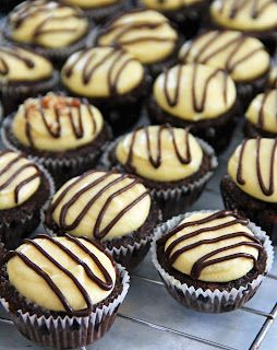 Nanaimo Cupcakes, Nanaimo Bar, Nanaimo Bar Recipe, Delicious Cupcakes Recipes, Crumb Recipe, Nanaimo Bars, Canadian Food, Whoopie Pies, Baking Project