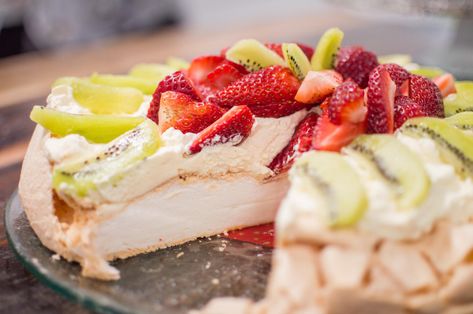 Our Favourite New Zealand Food - Foods to try New Zealand | TNZ New Zealand Cuisine, Pavlova Cake, New Zealand Food, High Protein Vegetarian Recipes, Protein Bar Recipes, Foods High In Iron, Soda Recipe, Soft Foods, Auckland Nz