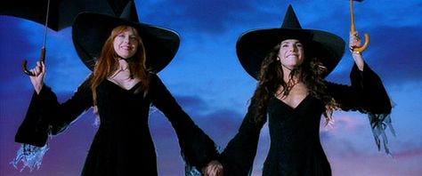 Practical Magic - The Owens Sisters Sandra Bullock Movies, Practical Magic Movie, Practical Magic House, Faery Queen, Movie Quiz, Magic Dress, The Rocky Horror Picture Show, The Worst Witch, Witch Outfit