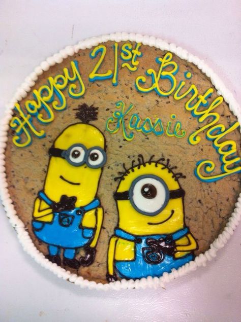 Minions cookie cake Minion Cookie Cake, Minion Cookies, Cookie Cakes, Minion Cake, Cookie Cake Recipe, Decorating Cakes, Cookie Cake, 5th Birthday, 4th Birthday