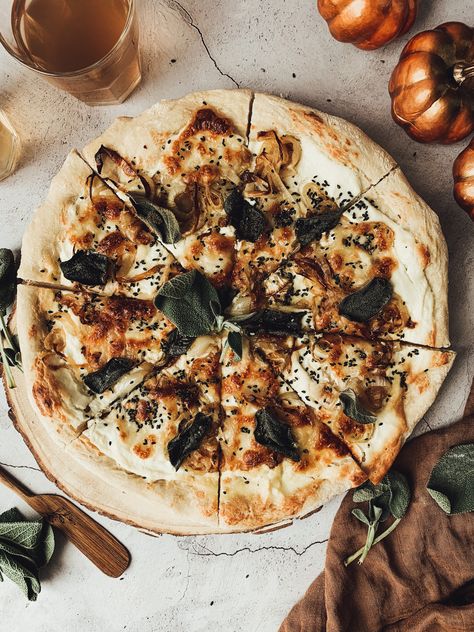 Whipped Recipes, Ricotta Cheese Pizza, Pizza Blanca, Fall Pizza, Caramelized Onion Pizza, Ricotta Pizza, Light Autumn, Onion Pizza, Whipped Ricotta