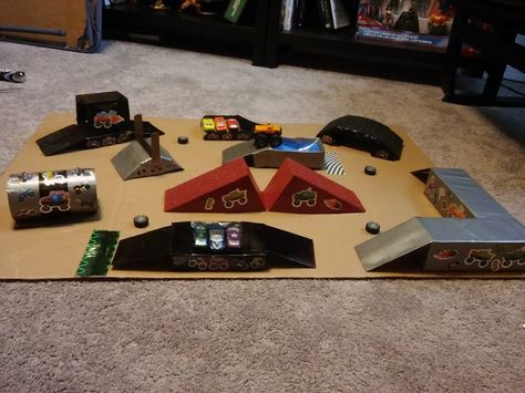 Monster truck course from household items Monster Truck Arena Ideas, Diy Monster Truck Ramps, Diy Monster Truck Arena, Monster Truck Table, Cardboard Garage, Monster Truck Bed, Messy Party, Diy Kids Table, Monster Truck Kids