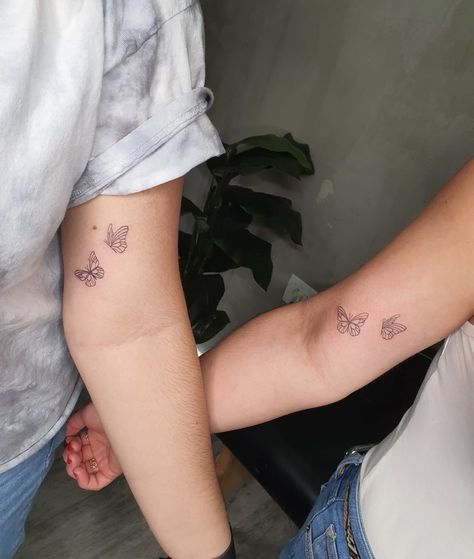 Big Sis Lil Sis Tattoo, Sis Tatoos, Big Sis Little Sis Tattoos, Butterfly Tattoo With Initials, Matching Sister Tattoo, Big Sis And Lil Sis, Sis Tattoo, Butterfly Tattoos On Arm, Twin Tattoos