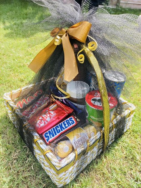 Snacks Hamper, Hampers For Men, Paper Cup Crafts, Wedding Gift Pack, Bridal Gift Wrapping Ideas, Baby Gift Hampers, Cup Crafts, Cute Selfies Poses, Bridal Gift