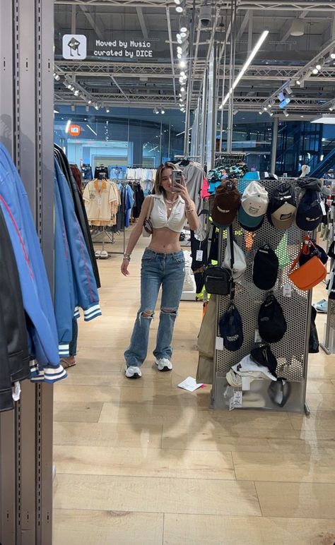 Shopping Mall Photo Ideas, Mall Photo Ideas, Dafne Jm, Dafnne Jm, Mall Shopping, Cute Selfie Ideas, Photo Inspo, Shopping Mall, Body Goals