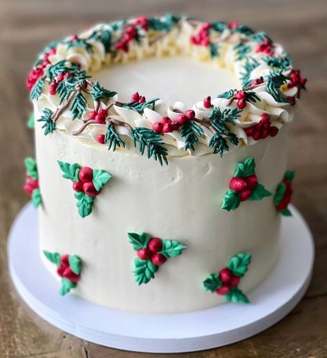 Christmas Cake Buttercream Decoration, Simple Xmas Cake Decoration, Fancy Christmas Cake Decorating Ideas, Round Christmas Cakes, Round Christmas Cake Designs, Specialty Cake, Berry Cake, Holly Berries, Dessert Decoration