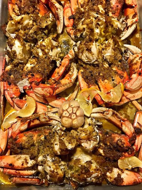 The Spices Of Life . . .: Cua Đút Lò (Garlic Butter Roasted Crab) Roasted Crab, Frozen Banana Dessert, Blue Crab Recipes, Crab Boil Recipe, Dungeness Crab Recipes, Garlic Crab, Crab Bake, Easy Vietnamese Recipes, Cooking Crab