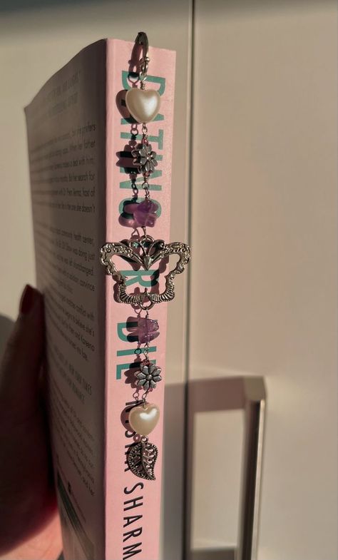 Amethyst metal hook bookmark! One of a kind crystal bookmark for book lovers🫰🏼available on depop : mini_styles Crystal Bookmark, Amethyst Butterfly, Butterfly Bookmark, Penanda Buku, Charm Bookmark, Origami For Beginners, Bookmark Craft, Hemma Diy, Beaded Bookmarks