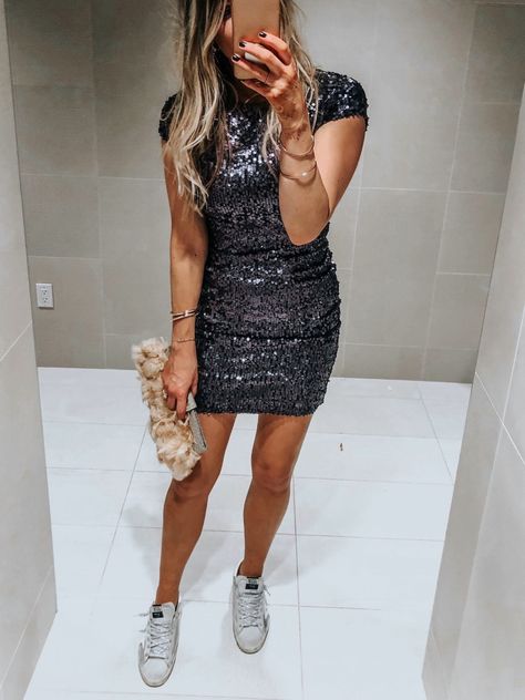 Dresses With Tennis Shoes, Short Sequin Skirt, What Shoes To Wear, Dress And Sneakers Outfit, Sequin Short Dress, Silvester Outfit, White Sequin Dress, Sequin Dress Short, Below The Knee Dresses