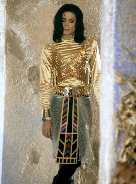 Michael Jackson Gold Outfit, Michael Jackson Best Outfits, Michael Jackson Collection, Mj Outfits, Mj Dangerous, Michael Jackson Costume, Michael Jackson Outfits, Michael Jackson Poster, Michael Jackson Photoshoot