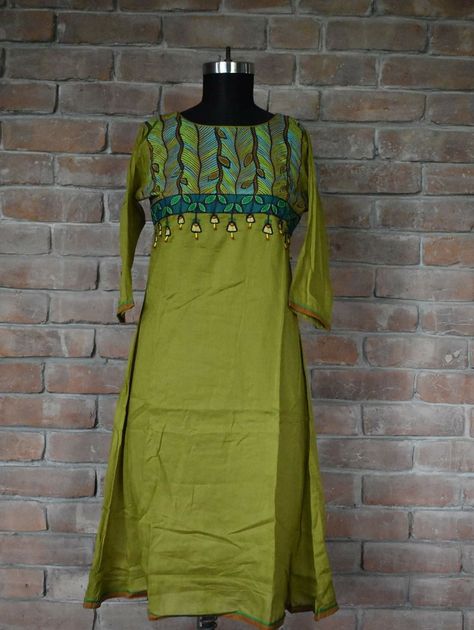 Hand Paint Kurti, Fabric Painting Designs For Kurtis Unique, Blouse Painting, Painting Dress, Fabric Colour Painting, Fabric Paint Shirt, Kurtis Design, Cloth Painting, Kalamkari Dresses