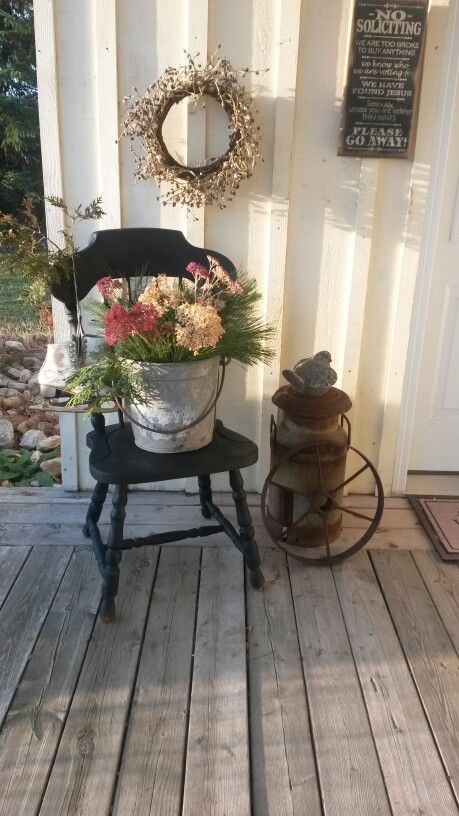 Old Chair Front Porch Decor, Vintage Farmhouse Front Porch, Old Step Ladder Ideas Front Porches, Antique Front Porch Decor, Rustic Farmhouse Porch Decor, Vintage Back Porch Ideas, Farm Country Decor, Front Porch Chair Decor, Antique Porch Decor