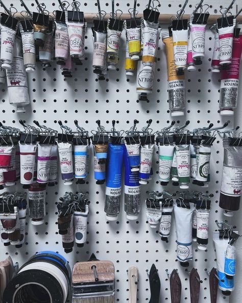 I love this set up for my oil paints. Now I’m thinking about a better way to store my gouache, watercolor and acrylic paint. #organization #paintstorage #satisfying #thispleasesme Hanging Paint Tubes, Oil Paint Organizer, Oil Paint Organization, Acrylic Paint Organization, Paint Organizer, Art Nook, Paint Organization, Watercolor And Acrylic, Paint Storage