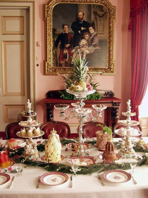 Beautiful Edwardian dessert table setting. Victorian Tea Party, Plum Pudding, Afternoon Tea Parties, English Tea, Christmas Tea, Victorian Christmas, Cups And Saucers, Beautiful Table, Tea Room