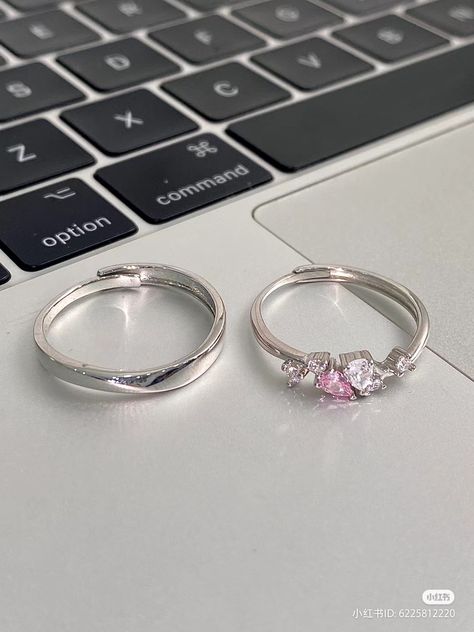 Cincin Aesthetic Korea, Cute Promise Rings, Dream Marriage, Couple Ring Design, Aesthetic Accessories, Fancy Jewellery Designs, Girly Accessories, Shine Bright Like A Diamond, Fancy Jewellery