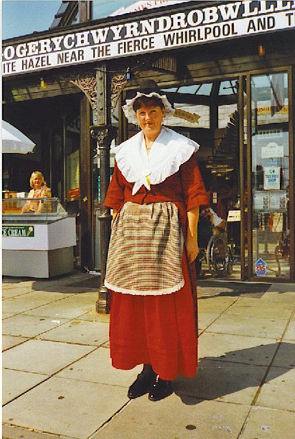 Welsh National Dress, Welsh Traditional Clothing, Welsh Fashion, Welsh Clothing, Traditional Welsh Dress, Welsh Culture, Welsh Heritage, Welsh Lady, Welsh Dragon