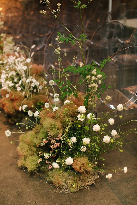 Woodland Wedding Arbor, Foraged Wedding Flowers, Enchanted Forest Wedding Flowers, Ground Florals Wedding Ceremony, Moss Floral Arrangements, Indoor Forest Wedding, Ceremony Altar Decor, Wedding Aisle Florals, Earthy Wedding Decor