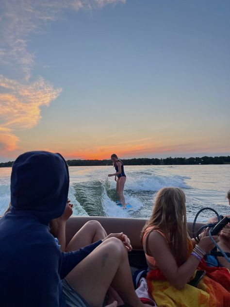 Surf Boat Aesthetic, River Life Aesthetic, Water Skiing Aesthetic, Wakesurfing Girl, Boating Fits, Wakesurfing Aesthetic, Water Sports Aesthetic, Lake Boat Aesthetic, Boat Life Aesthetic