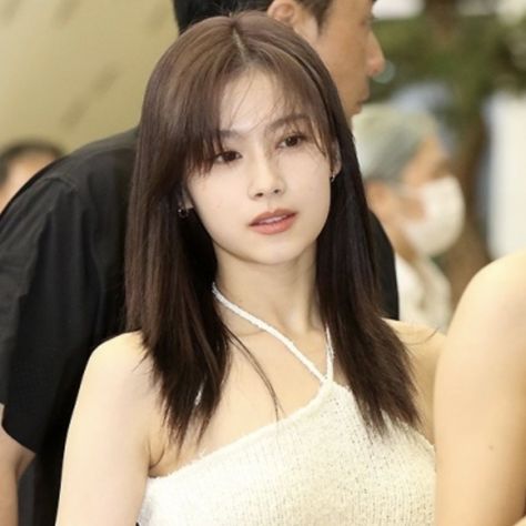 Sana With Bangs, Sana No Makeup, Sana Hairstyle, Sana Airport, Slicked Back Hair, Minatozaki Sana, Grey Hair Color, Mid Length Hair, Long Hair Cuts