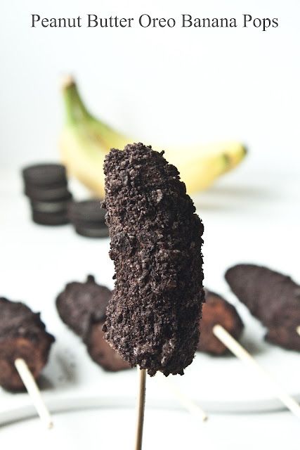 Peanut butter oreo banana pops >> Dangerous! (yo reemplazaría la mantequilla de maní por manjar o leche condensada) Dessert On A Stick, Peanut Butter Squares Recipe, Oreo Rice Krispie Treats, Frozen Pops, Oreo Treats, Banana Frozen, Truffle Cookies, Banana Pops, Oreo Fudge