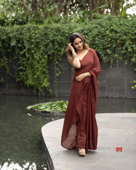 Poses In Beach, Teju Ashwini, Simple Saree Designs, Saree Draping Styles, Saree Poses, Facebook Comments, Casual Indian Fashion, Simple Sarees, Indian Aesthetic