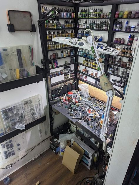 Gunpla Desk Setup, Mens Hobby Room, Warhammer Setup, Warhammer Painting Station, Hobby Desk Work Stations, Gunpla Workstation, Small Hobby Room, Collectors Room Ideas, Hobby Room Design