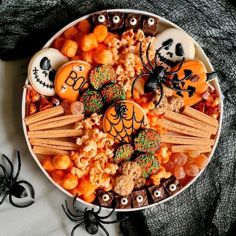 Plate a Platter on Instagram: "SPOOKY SEASON is here 🦇🎃🦇 Taking limited orders for our HALLOWEEN TREAT PLATTERS for pick up. Send us a message for more details The board includes a selection of chocolates, gummies, popcorn, cookies and lots of treats for your little ones to enjoy. . . . . . . . . #candyboard #trickortreat #halloweenplatter #halloweenboard #fallinspired #snackboard #simplefood #foodstyling #instafood #grazingboard #grazingplatter #plateaplatter #lovefood #flashesofdelight #rea Halloween Sweet Platter, Halloween Treat Platter, Halloween Food Plater, Halloween Snack Board Ideas, Halloween Cookie Platter, Halloween Dessert Platter, Halloween Platters, Halloween Mat, Halloween Platter