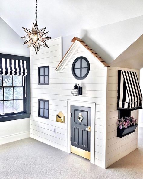 Diy Playhouse Indoor, Kids House Playhouses, Cute Playhouse, Bonus Room Playroom, Under Stairs Playhouse, Under Stairs Playroom, Under Stairs Nook, Playhouse Indoor, Kids Indoor Playhouse