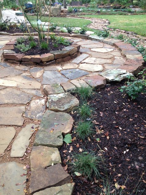 Round Stone Walkway, Circular Stone Patio, Circular Pathway Garden Paths, Stone Circle Garden, Organic Stepping Stones, Flower Garden Layouts, Circular Patio, Stone Landscaping, Walkways Paths