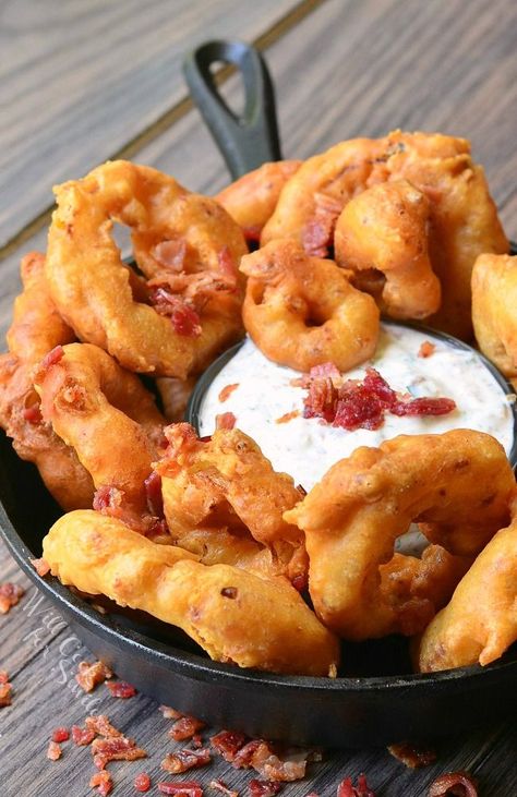 Bacon Onion Rings with Bacon Ranch Dipping Sauce. You won't be able to get enough of these crunchy, sinful onion rings!  from willcookforsmiles.com Bacon Onion Rings, Fried Onion Rings, Bacon Ranch Dip, Ranch Dipping Sauce, Progressive Dinner, Family Fresh Meals, Crab Dip, Ranch Dip, Bacon Ranch