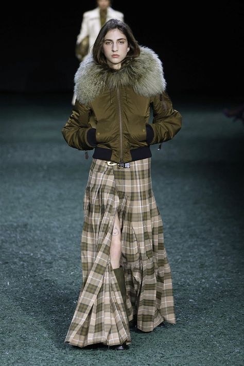 Fall 24 Runway, Chloe 2024 Fall, Fashion Runway 2024, London Fashion Outfits, Fw24 Runway, Burberry Fashion Show, London Fashion Week Runway, Burberry Fashion, Winter Runway