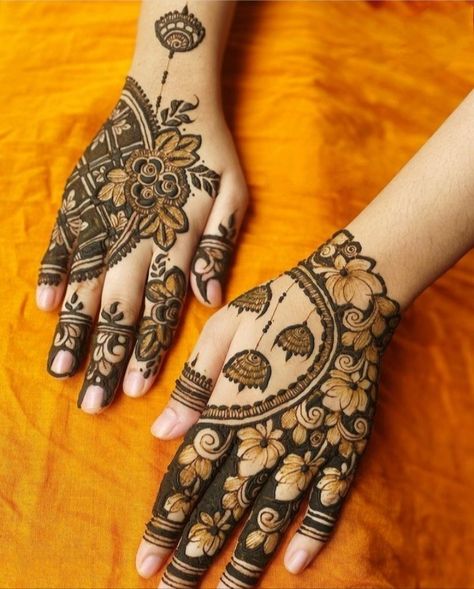 Mehndi Designs Stylish Unique, Backhand Mehndi Designs, Mehndi Designs Stylish, Floral Mehendi, Back Hand Henna Design, Back Hand Henna, Elegant Henna, Rajasthani Mehndi, Rajasthani Mehndi Designs