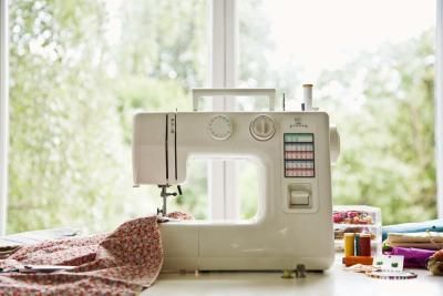 How to Make a Bed Runner thumbnail Sewing Machine Tension, Sew Zipper, Bed Scarf, Bed Runner, Singer Sewing Machine, Crib Quilt, Singer Sewing, Quilted Table Runners, Sewing Machines